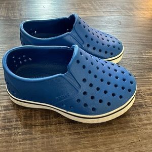 Native C5 wide shoes blue never worn. Great condition.